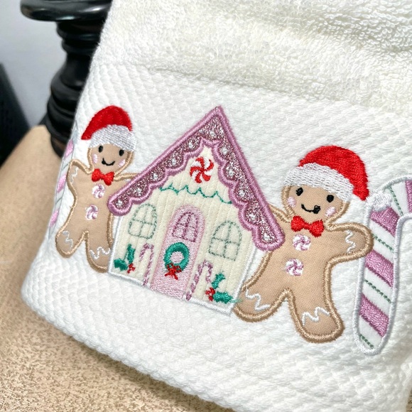 NWT Set of 2 GINGERBREAD MAN/ CANDY CANE/ GINGERBREADHOUSE Bathroom Hand Towels - Picture 7 of 7